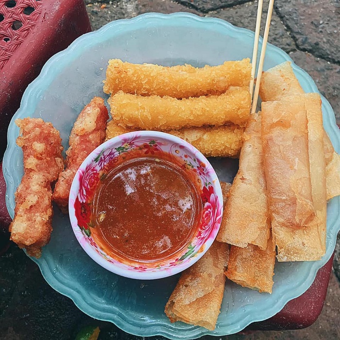 Các quán ăn vặt ngon ở Vĩnh Phúc - Nem chua rán Cổng Trường