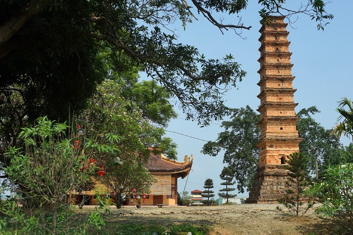 địa điểm cầu tài lộc ở Vĩnh Phúc - Tháp Bình Sơn (Sông Lô)