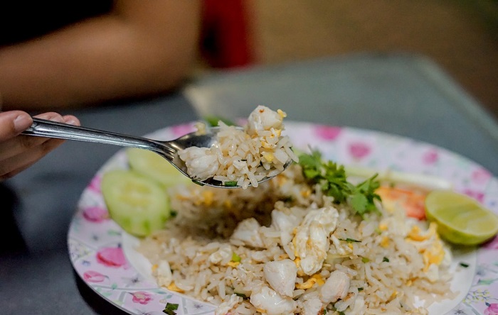 Cơm chiên cua là món ăn nhất định phải thử khi đến chợ đêm Yaowarat Road