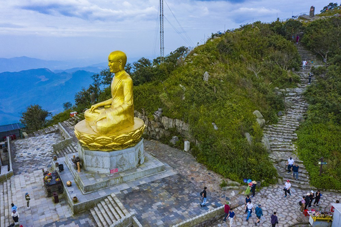 Viếng quần thể chùa Yên Tử Quảng Ninh - Tượng Phật Hoàng Trần Nhân Tông