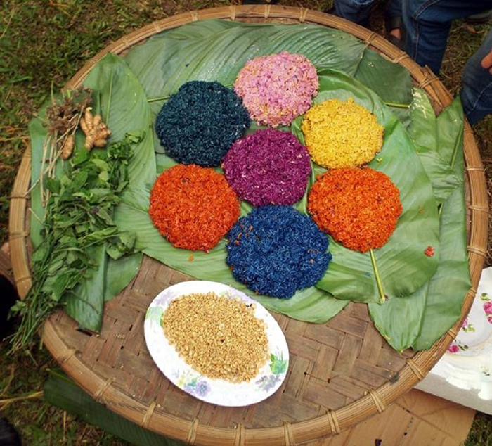Kinh nghiệm du lịch Hà Giang dịp Tết - Xôi ngũ sắc tượng trưng quan niệm tương sinh
