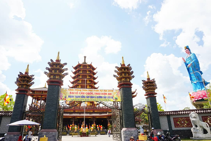 Tham quan chùa Phật Ngọc Xá Lợi Vĩnh Long
