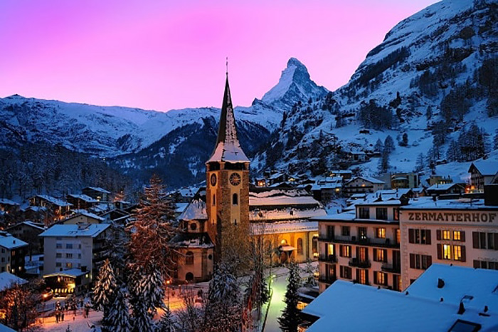 Thị trấn Zermatt nằm sâu trong một thung lũng nhỏ.