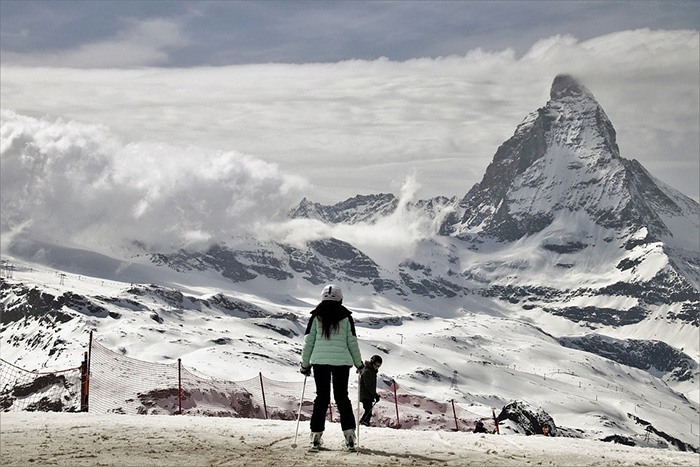Trượt tuyết là hoạt động thu hút rất nhiều du khách đến với Zermatt mỗi năm.