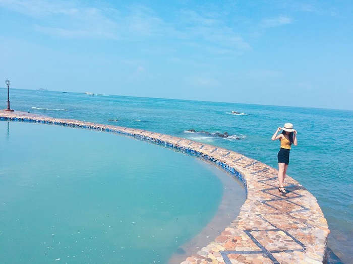 Khám phá hồ bơi lấn biển ở Vũng Tàu