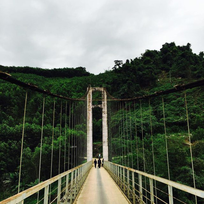 Chiếc cầu treo nối liền 2 dãy núi và 2 bên bờ sông Thu Bồn.