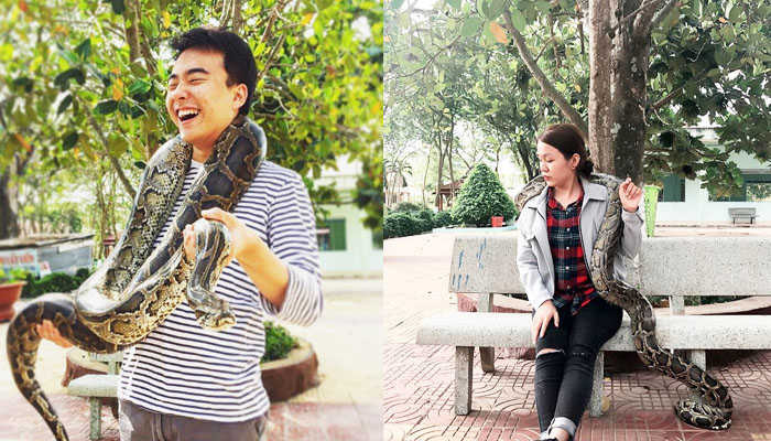 khDuoi travelers are delighted to touch the large python.