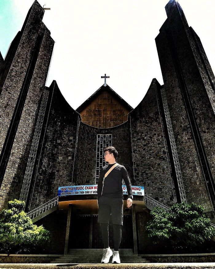 Nhà thờ Phủ Cam hiện tại tọa lạc trên đồi Phước Quả.