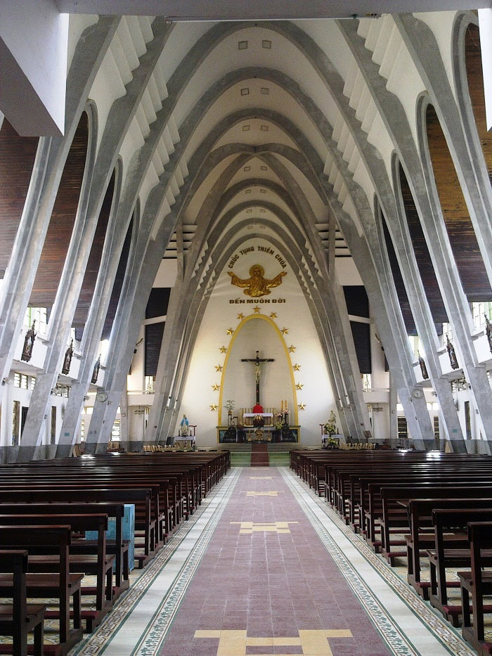 Thánh đường của nhà thờ Phủ Cam được thiết kế nguy nga, tráng lệ.