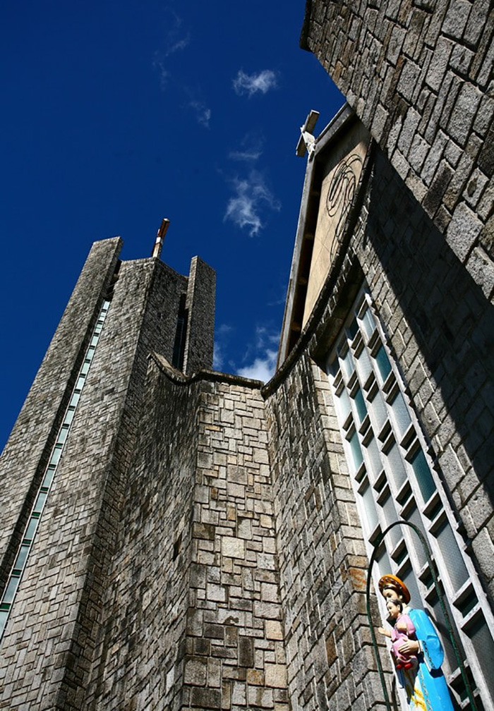 Nhà thờ Phủ Cam là một công trình có giá trị cao về lịch sử và nghệ thuật kiến trúc.