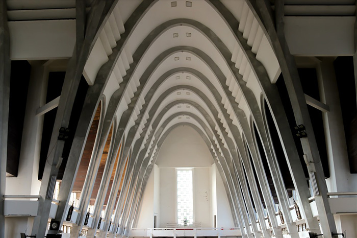 Mái vòm bên trong nhà thờ được thiết kế một cách đặc biệt với khả năng chịu lực và  tạo âm vọng rất tốt.