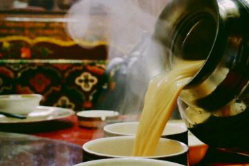 Thưởng thức trà bơ Tây Tạng giữa đất trời thảo nguyên