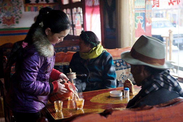 Thưởng thức trà bơ Tây Tạng