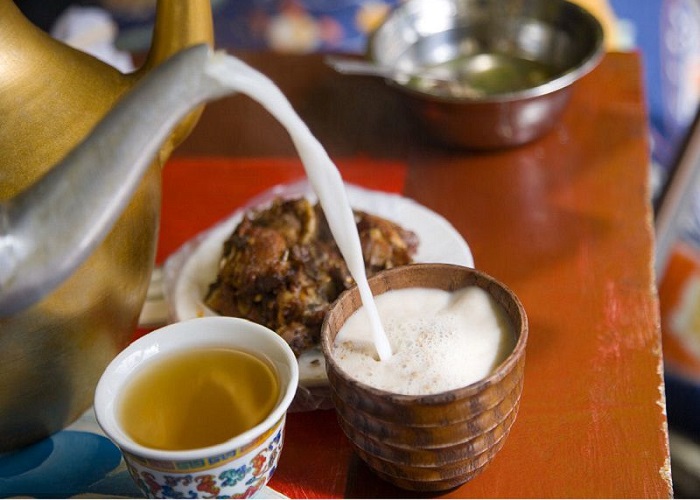 Thưởng thức trà bơ Tây Tạng