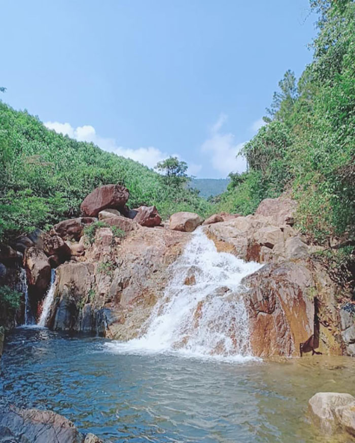 Suối Tiên có phong cảnh hết sức thơ mộng, với làn nước trong xanh, mặt hồ phẳng lặng soi dáng những hàng cây, in hình bóng núi.