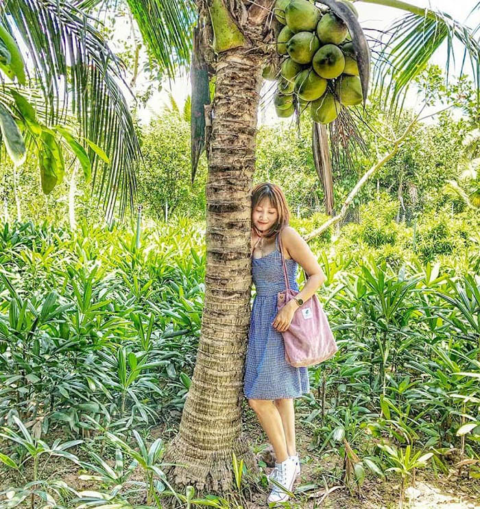 Đừng bỏ qua những bức ảnh ghi lại khoảnh khắc đang yêu bên gốc dừa và vườn cây ăn trái siêu hot ở đây.