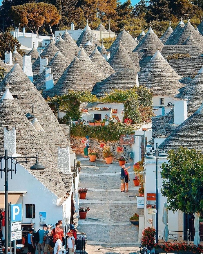 Những ngôi nhà trên dốc càng làm tăng thêm vẻ hấp dẫn cho Thị trấn Alberobello nước Ý