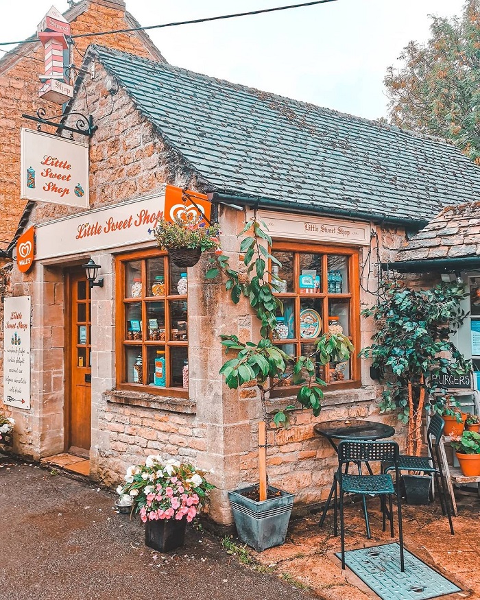 Một cửa hàng nhỏ xinh trong làng Bourton-on-the-Water -  Du lịch làng Cotswolds nước Anh