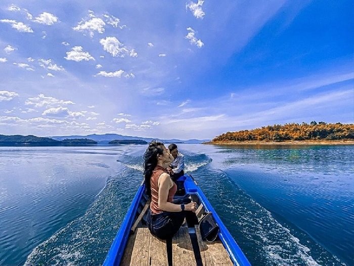 Ea Sno Lake, a beautiful photo spot in Dak Nong, attracts visitors 