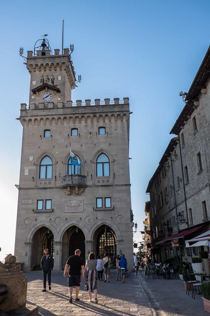 Bên ngoài cung điện ở San Marino - Du lịch San Marino