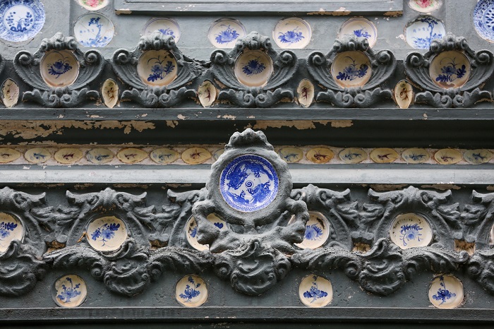 chùa Giác Lâm Sài Gòn - trang trí bởi những chiếc đĩa