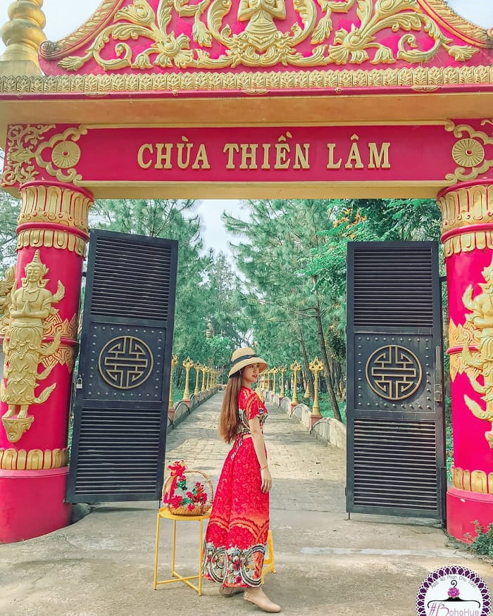 chùa Thiền Lâm Huế - cổng chùa sắc màu