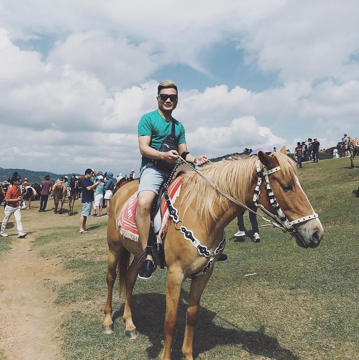 Lac Duong tourist destination - horseback riding in Langbiang mountain