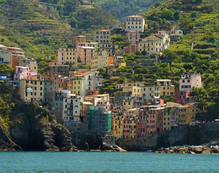 Khung cảnh đồi núi gồ ghề tạo nên nền ẩm thực đặc  trưng - Ẩm thực vùng Cinque Terre