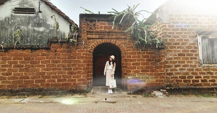 Travel to the ancient village of Duong Lam 