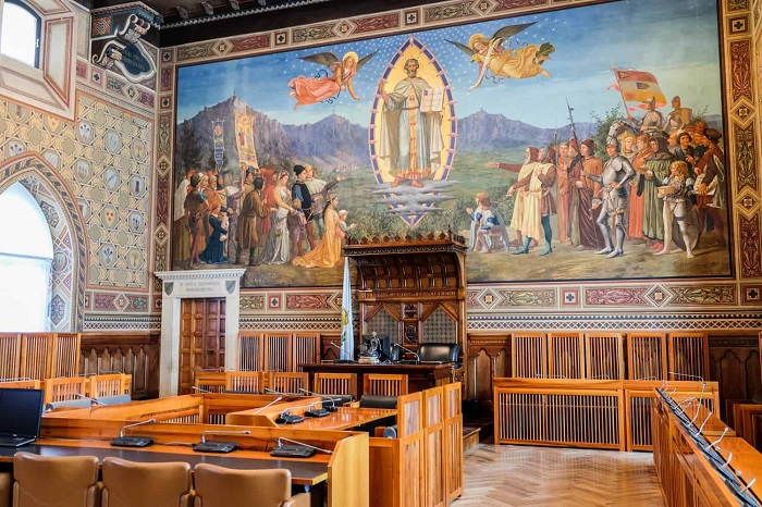 Bên trong cung điện - Du lịch San Marino