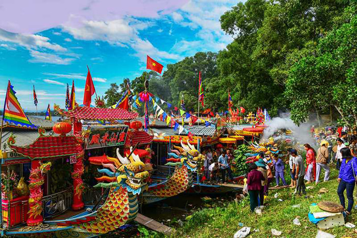 Visit Hue Hon Chen - Hundreds of dragon boats