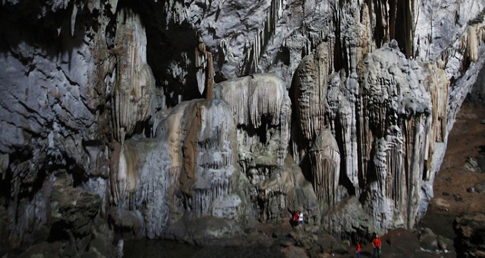 Stalactites system inside Phuong Hoang cave 