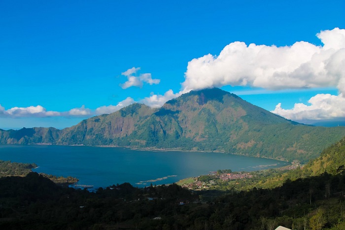 Hồ Batur nhìn từ trên đỉnh núi