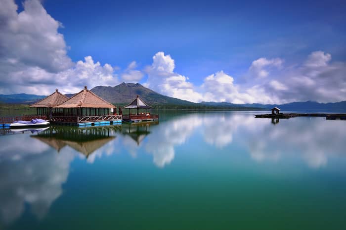 Một nhà hàng nổi trên hồ Batur