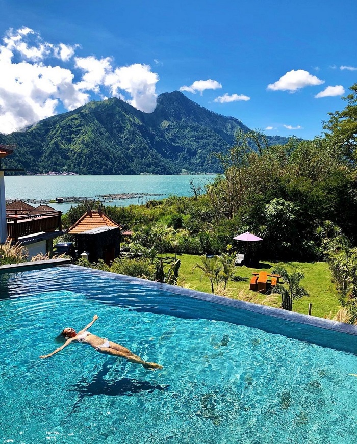 Tầm nhìn từ hồ bơi trong một khu nghỉ dưỡng ven hồ Batur