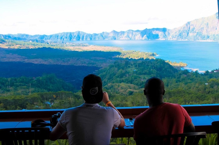 Ngắm cảnh hồ Batur từ quán cafe trên núi cao