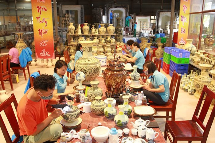 khu trưng bày sản phẩm làng gốm Chu Đậu 