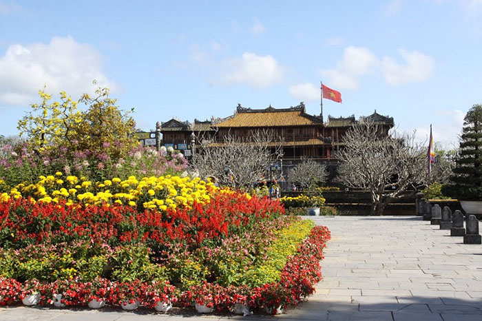 Should travel to Hue which season is the most beautiful - Spring