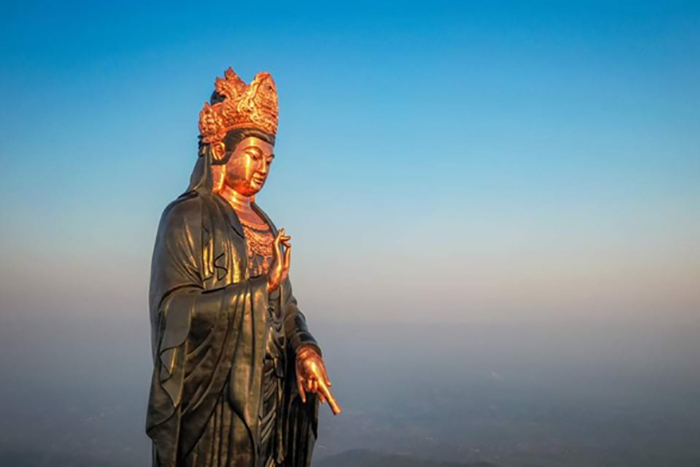 Viếng tượng Phật Bà Tây Bổ Đà Sơn - vương miện chạm khắc hình ảnh Đức Phật A Di Đà