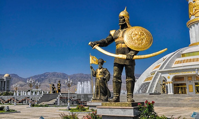 Ngắm nhìn những bức tượng blingy canh giữ tượng đài độc lập của Ashgabat - Trải nghiệm trên Con đường Tơ lụa