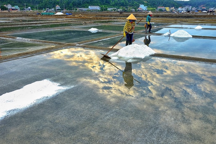 thu hoạch muối dưới nắng - hoạt động quan trọng tại Đồng muối Sa Huỳnh Quảng Ngãi