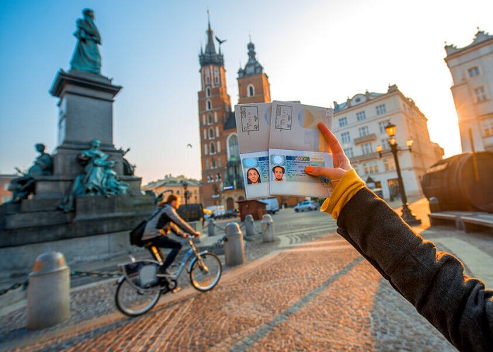 Thủ tục xin visa du lịch Ba Lan ngoài các loại giấy tờ bạn cần phải chứng minh được khả năng tài chính của mình để thực hiện chuyến đi này 