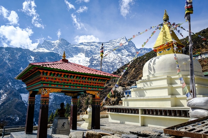 40.000 người mỗi năm đi bộ đến Everest Base Camp ở phía nam của nó ở Nepal - Trekking lên đỉnh Everest