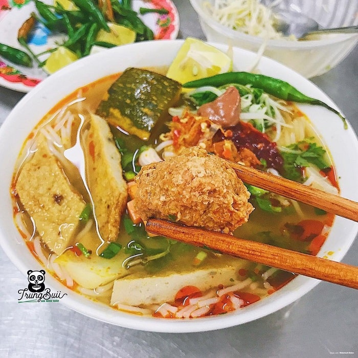 Ba Lan fish vermicelli - popular delicious breakfast restaurant in Da Nang 
