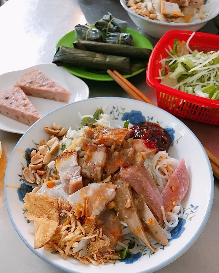 Vermicelli with roasted meat Van - familiar delicious breakfast restaurant in Da Nang 