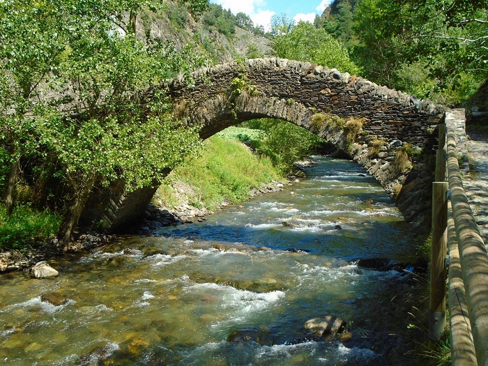 Cầu dẫn đến Nhà thờ Sant Antoni de la Grella du lịch Andorra