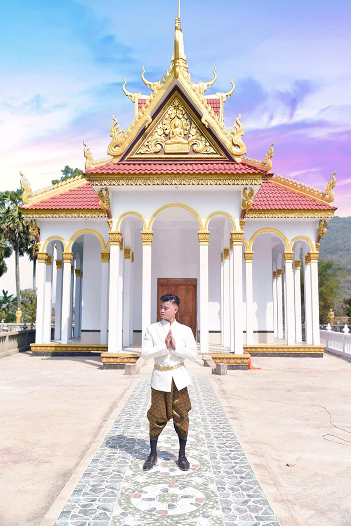 Admire the temple Phnom Pi Tri Ton - named Phnom Pi between