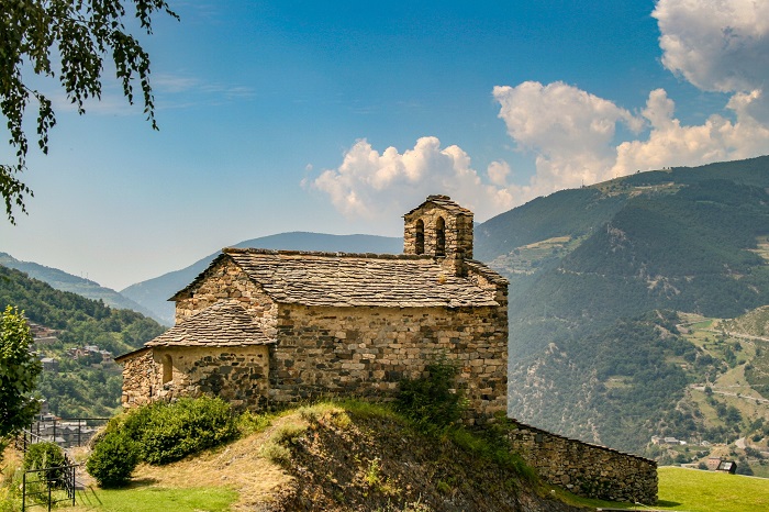 Một nhà thờ cổ kính ở Andorra du lịch Andorra