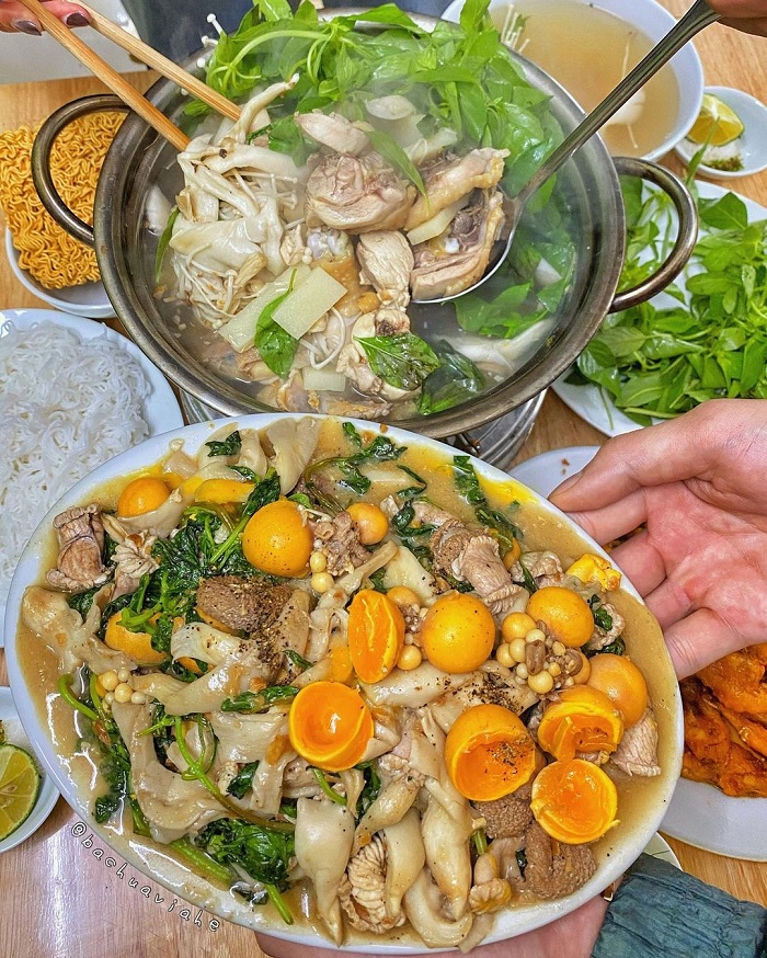 Chicken hotpot with é leaves is a delicious chicken specialty