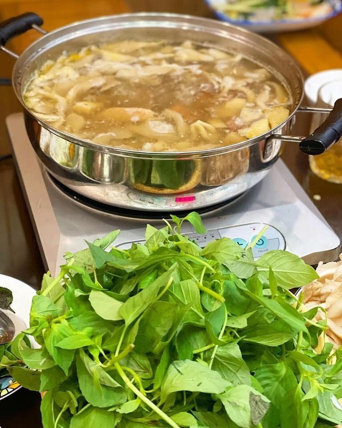 Chicken hotpot with é leaves is a delicious chicken specialty